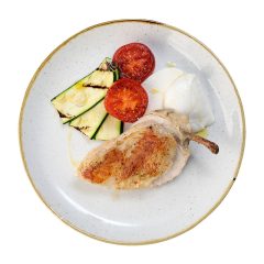   PETTO DI POLLO ALLA GRIGLIA GUARNITO CON POMODORO, MOZZARELLA E ZUCCHINE ALLA GRIGLIA